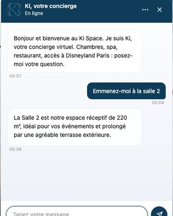 La conversation : « Emmenez-moi à la salle 2 », et la réponse qui décrit l’espace réceptif de 220 m² avec sa terrasse