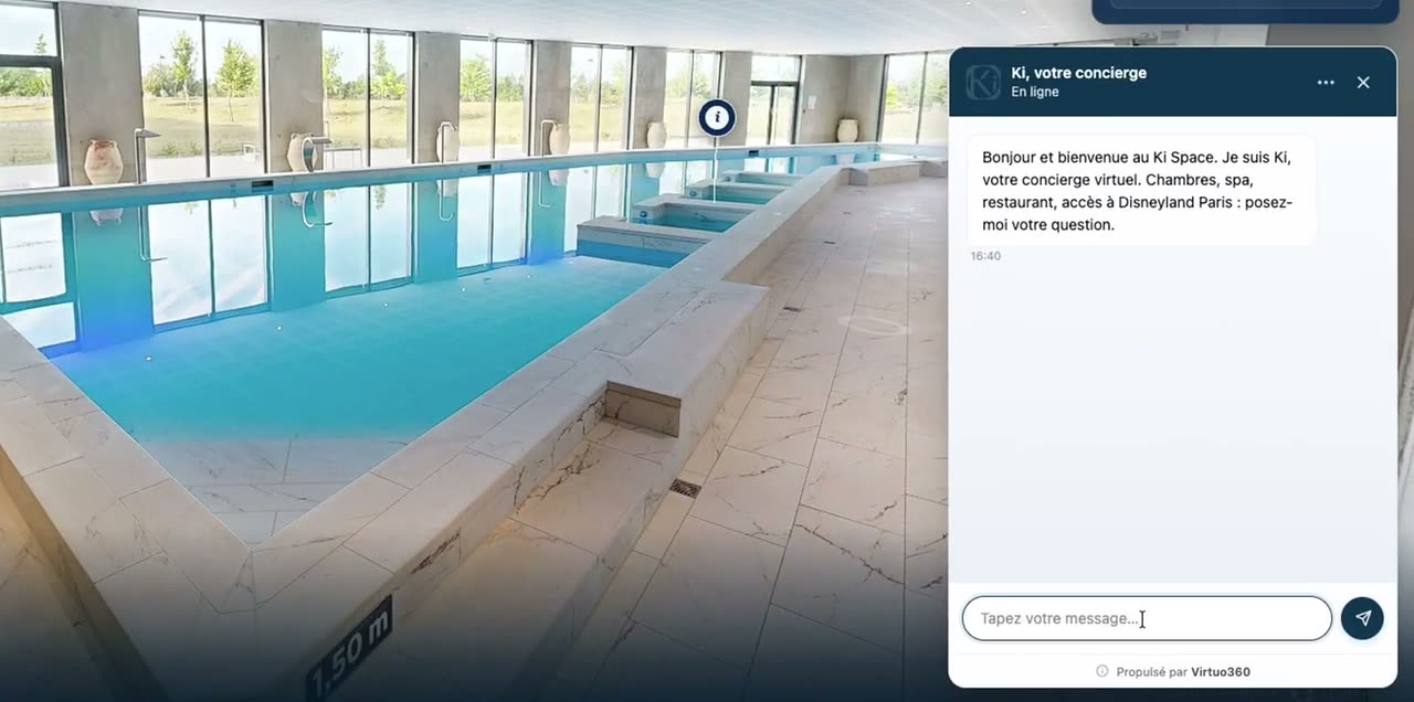 Le concierge ouvert dans une visite, prêt à recevoir une question