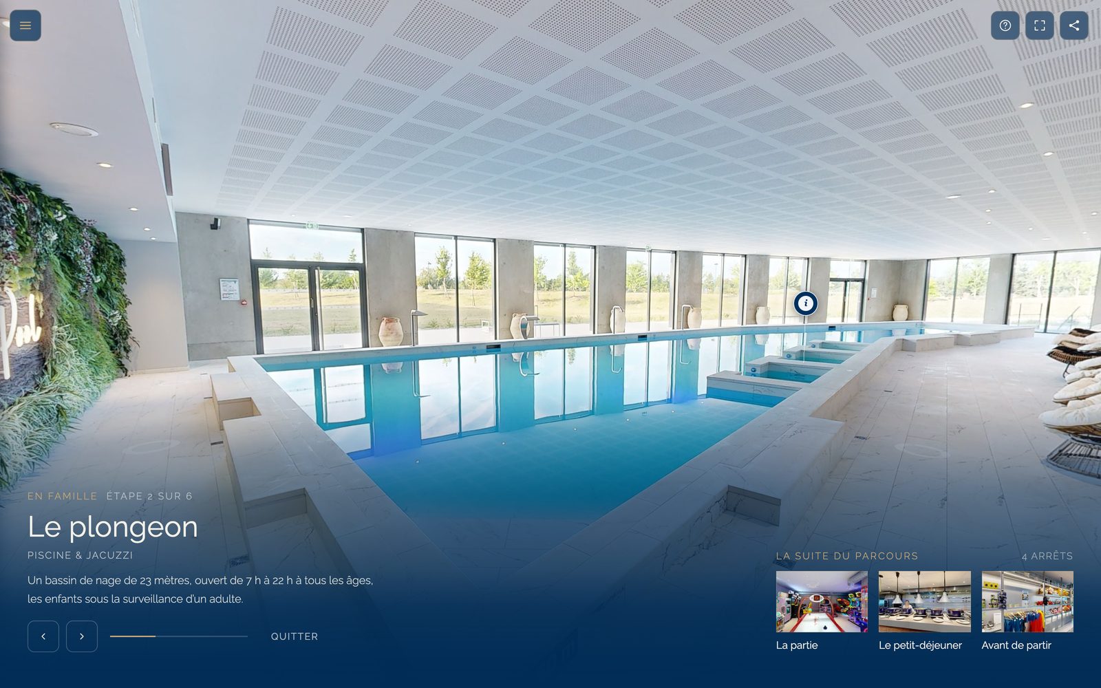 Une visite guidée en cours dans la visite 360° d'un hôtel, à l'étape de la piscine